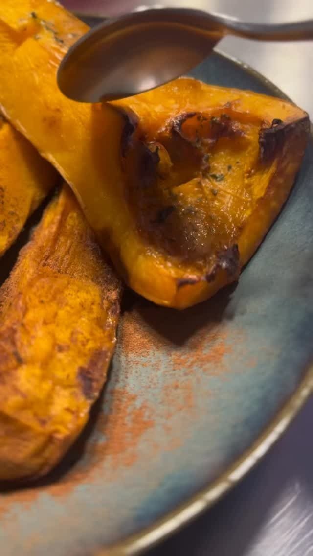 You won’t believe how easy roasting actually is. All you need is a good pumpkin, a sprinkle of brown sugar, maple syrup and cinnamon as a must. That’s it! Roasting brings out the natural sweetness of the pumpkin, and the combination of sugar, syrup, and cinnamon gives it that irresistible warm, cozy flavor. The caramelized edges from roasting? Uh, pure magic!

Comment “PUMPKIN” for a recipe 👇

#easycooking #pumpkin #affiliatelink