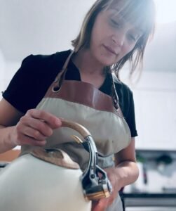 Biba at Chick in Apron pouring teat