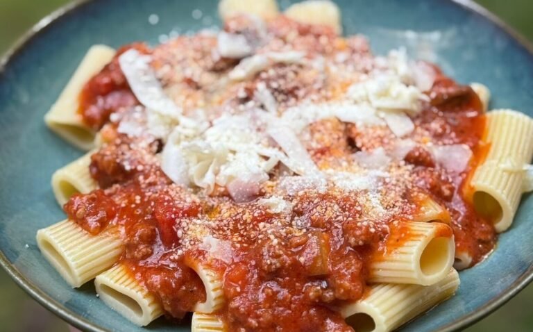 bolognese sauce pasta dish