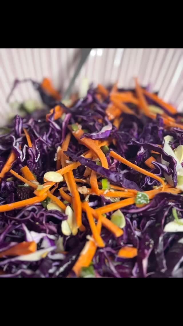 I like my salads colourful, flavourful, and crunchy. That usually means one thing – loads of nutrients and a plate that actually looks adorable. And this crunchy red cabbage salad checks all the boxes.

Full recipe in link in bio @chickinapron 

#coleslaw #redcabbage #kitchentips #easycooking #affiliatelink
