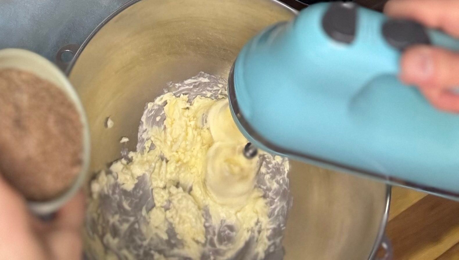 IMG_9194 add sugar in mixed butter