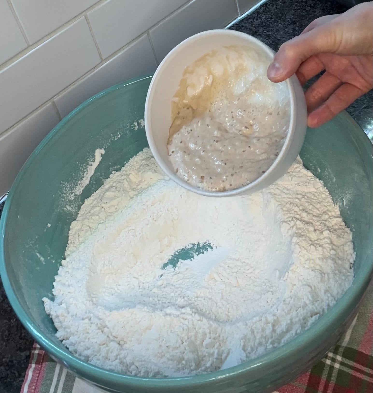 kvasec-brasno add yeast to flour