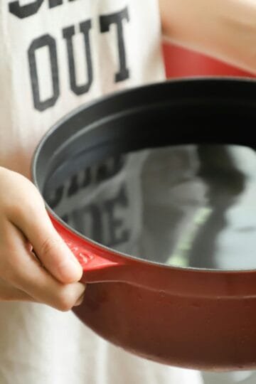 HOW TO PROPERLY CLEAN YOUR DUTCH OVEN