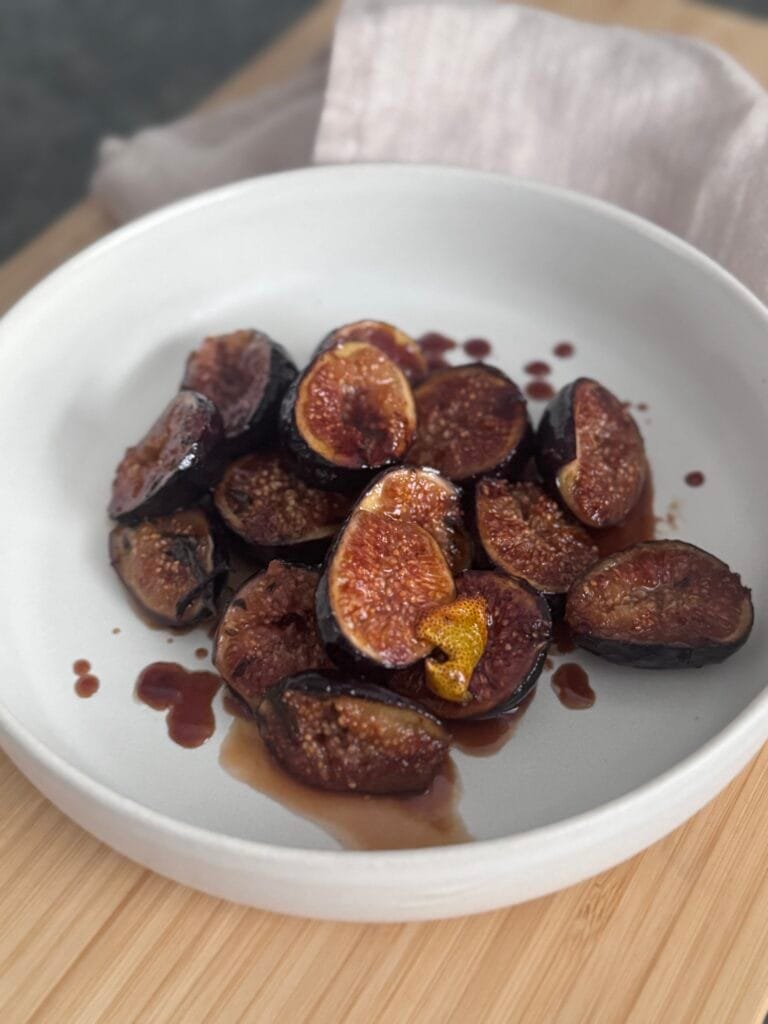 serve the caramelized figs in a plate