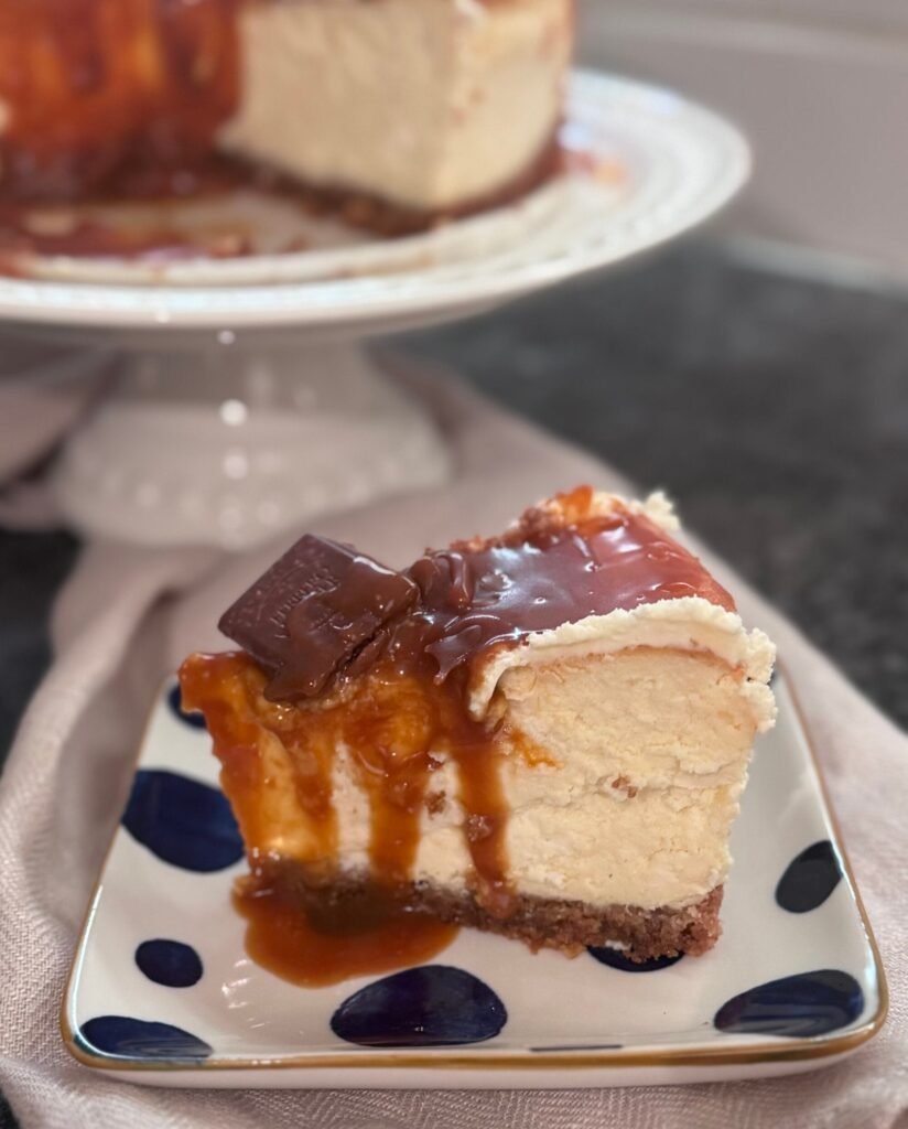 sliced cheesecake