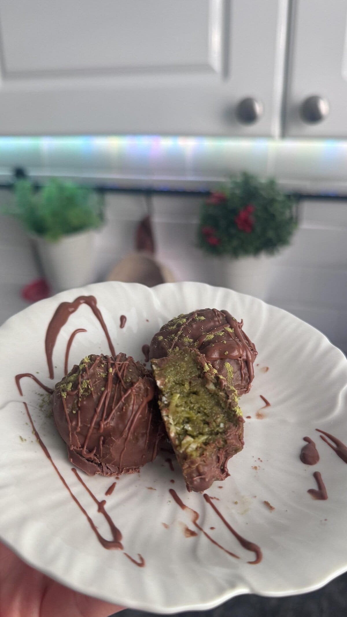 These no bake protein balls with coconut and matcha are healthy protein snacks you can make in minutes. Learn how to make protein balls that are easy, filling, and delicious.

Ingredients

½ cup shredded coconut
2 teaspoons matcha powder
1 to 2 tablespoons honey
3 tablespoons vanilla protein powder
3 tablespoons whipping cream or milk
½ cup coconut flour

For glaze
½ cup chocolate chips
1 tablespoon coconut oil

Comment “MATCHA BITES” for recipe

#easycooking #affiliatelink #matchasnacks #proteinbites