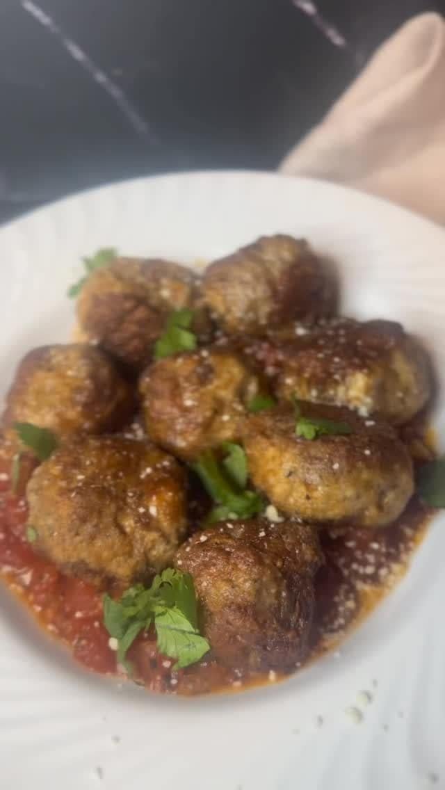 These cream cheese meatballs are soft, creamy, and so easy to make. Simple cheese meatballs made with everyday ingredients, perfect as meatballs with cream cheese for dinner or parties.

Full recipe in link in bio @chickinapron 

#meatballs #easycooking #affiliatelink #meatballrecipe