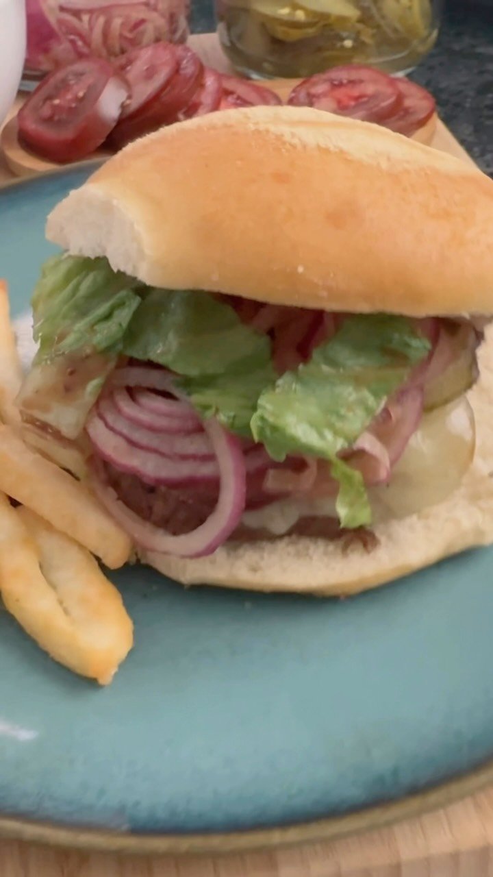 Juicy, smoky, and so easy! Learn how to grill a burger with this good burger recipe for the ultimate homemade burger patty.

Comment “BURGER” for the recipe 👇

#burger #burgerrecipe #kitchentips #easycooking #affiliatelink