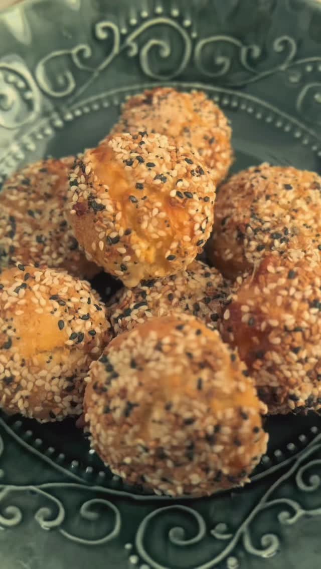 Easy low carb buns recipe made with almond meal. These keto buns are fluffy, quick, and delicious, perfect for burgers, breakfast, or snacks.

Comment “BUNS” for recipe or check link in bio @chickinapron 

#ketobuns #ketorecipes #kitchentips #affiliatelink #easycooking