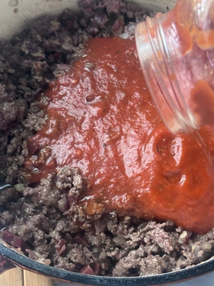 pour tomato sauce pour tomato sauce