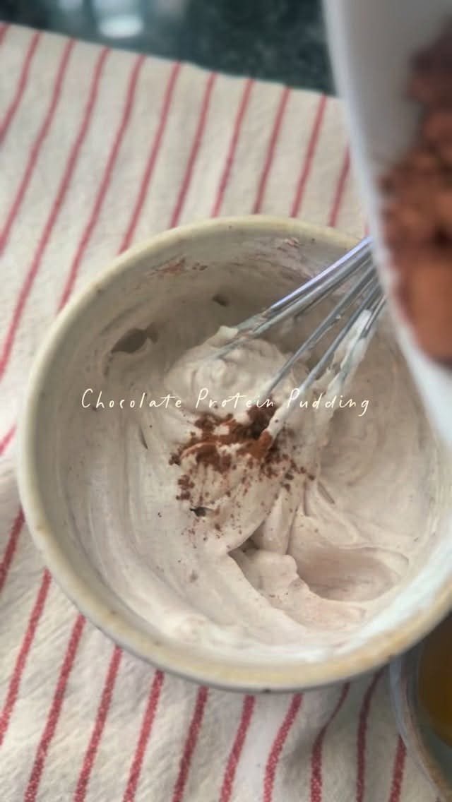 Easy chocolate protein pudding recipe for a creamy, healthy protein breakfast you’ll want every morning. Nutritious and delicious at the same time.

comment “pudding” for recipe 👇

#protein #proteinpudding