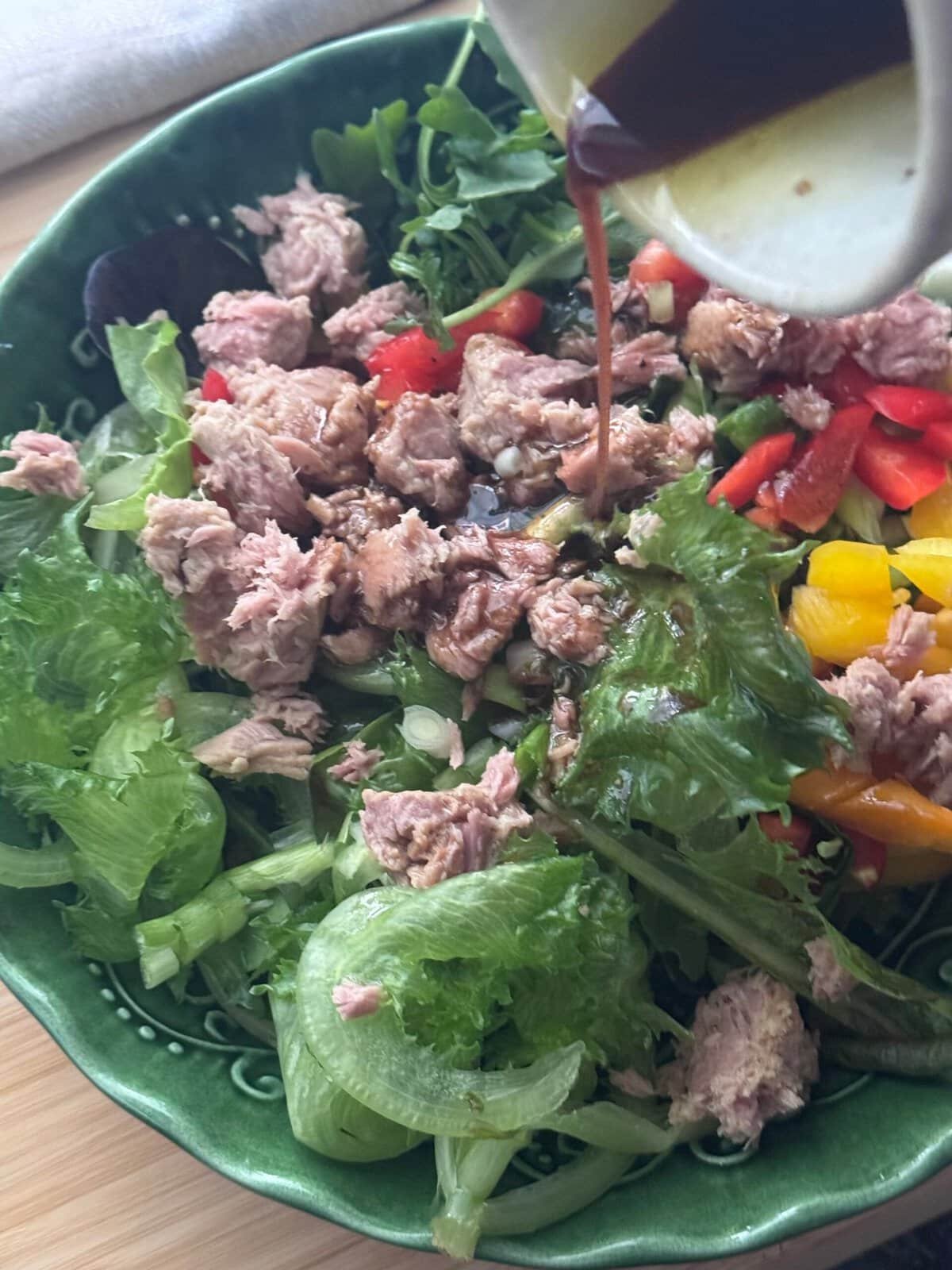 pour salad dressing pour salad dressing