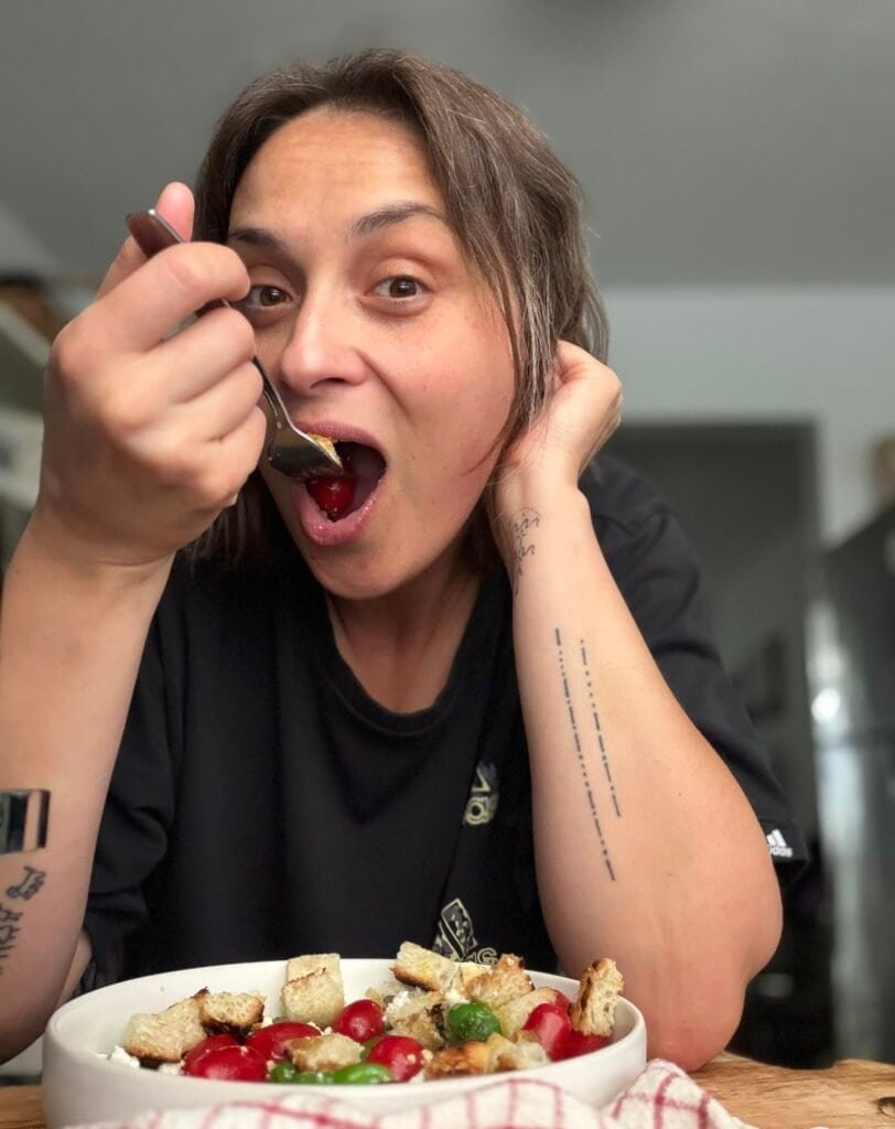 biba eats salad